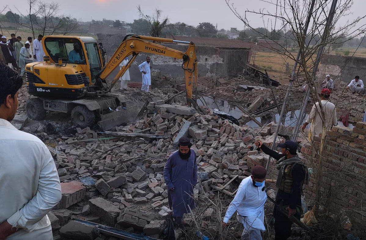 Attentat à la voiture piégée contre des policiers au Pakistan: au moins 12 morts
