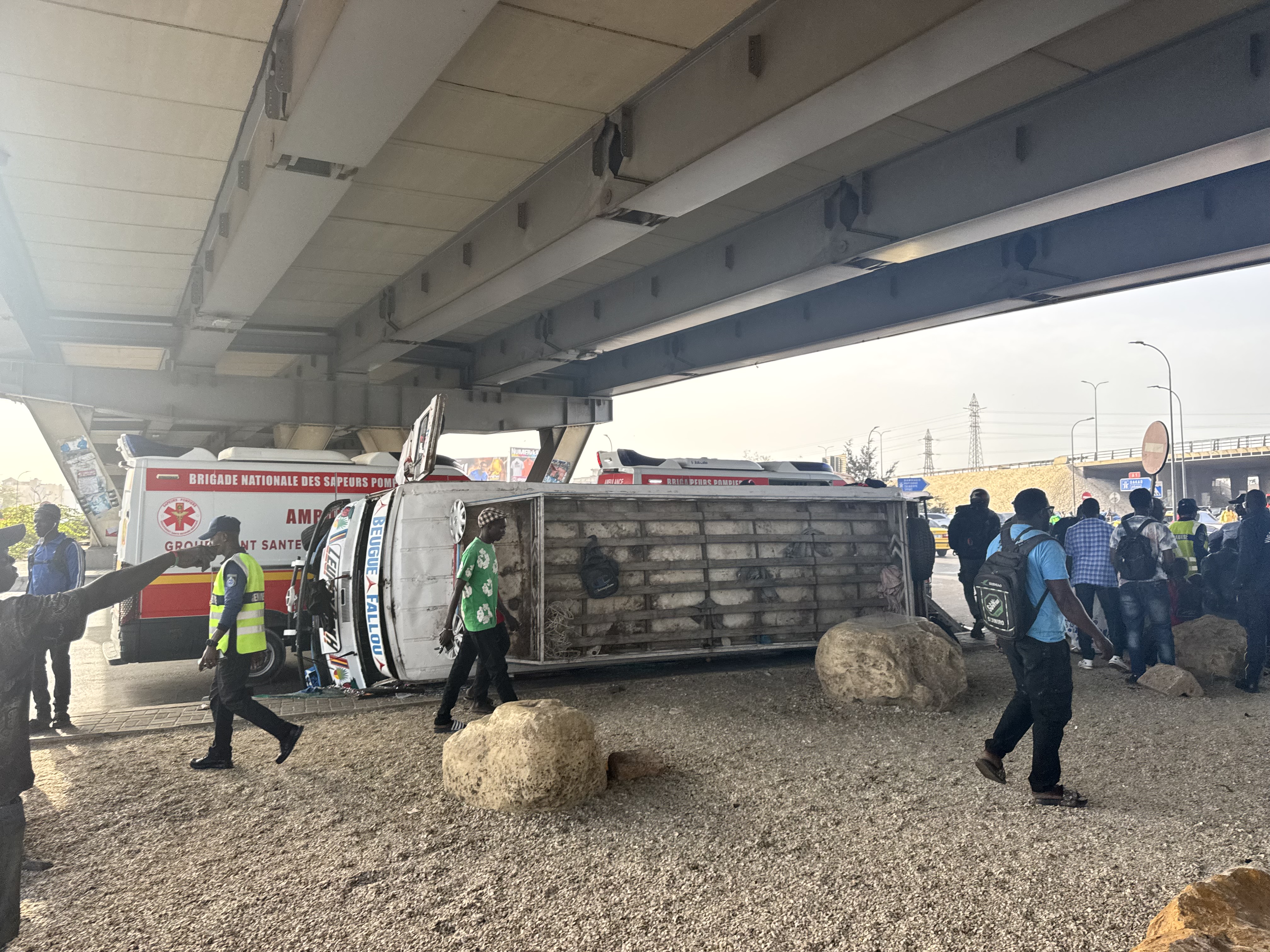 Accident à Pikine : Un « Ndiaga Ndiaye » se renverse au rond-point EDK, plusieurs blessés