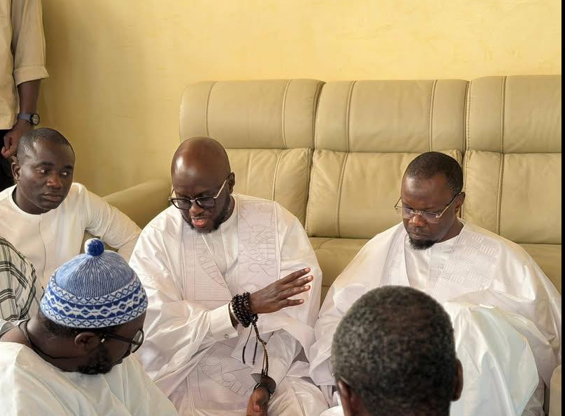 Deuil à Touba / Ousmane Sonko et El Malick Ndiaye  venus présenter leurs condoléances,  reçus par le khalife et par Serigne Bass Ibn Serigne Saliou