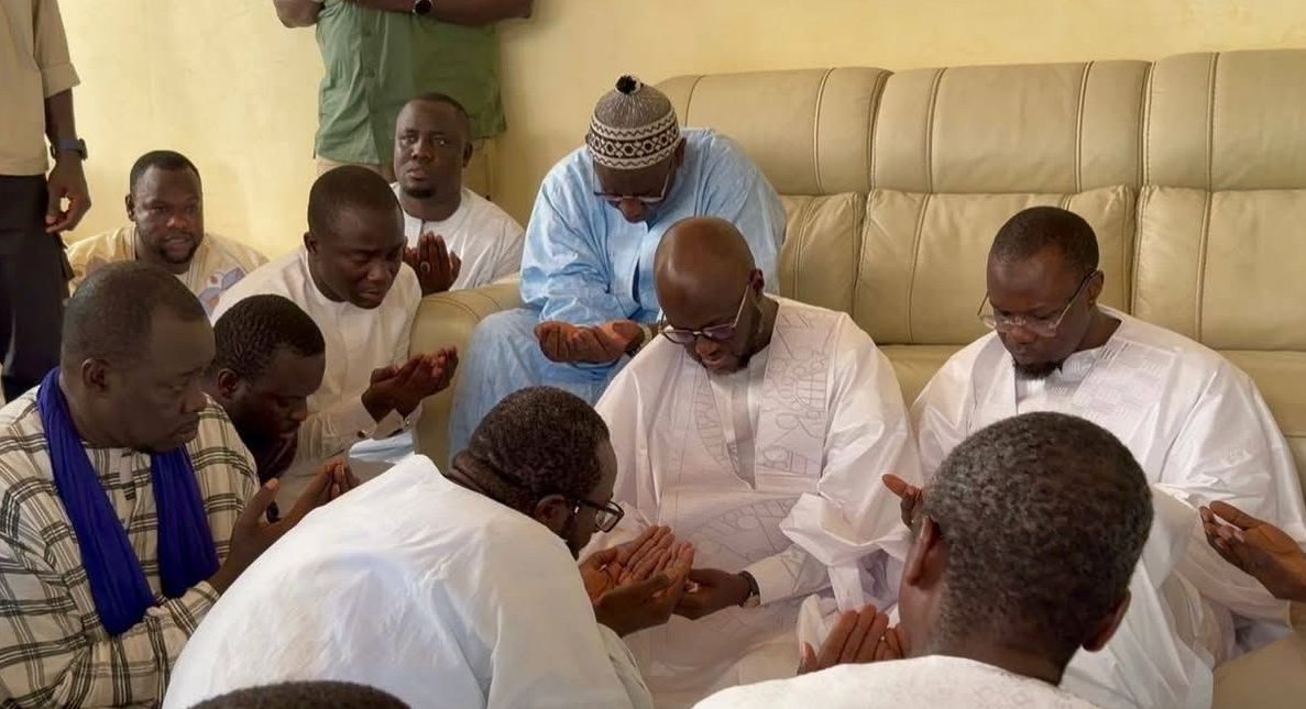 Deuil à Touba / Ousmane Sonko et El Malick Ndiaye  venus présenter leurs condoléances,  reçus par le khalife et par Serigne Bass Ibn Serigne Saliou
