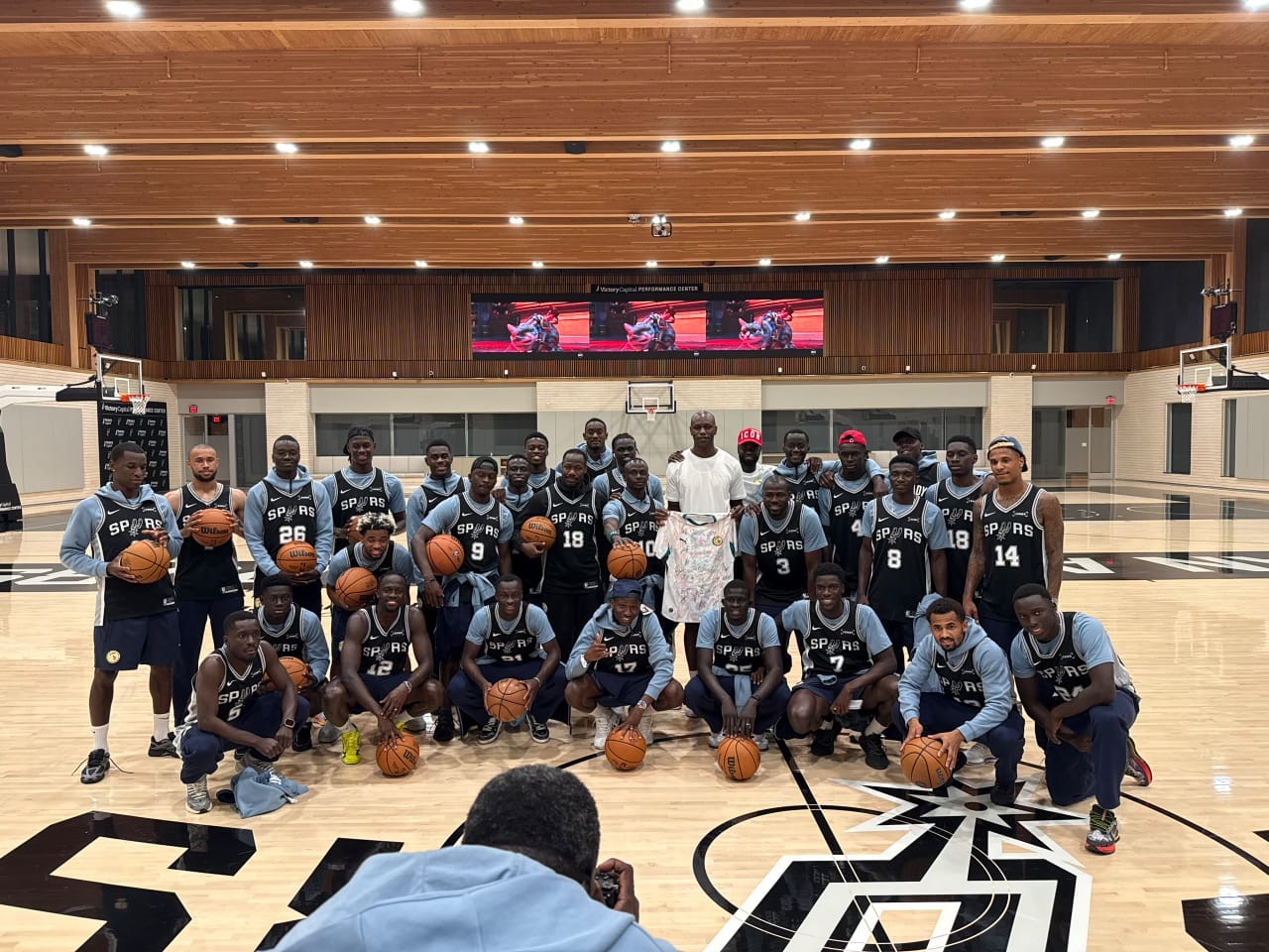 San Antonio / Le beau geste de Gorgui Dieng pour les Lions du football sénégalais