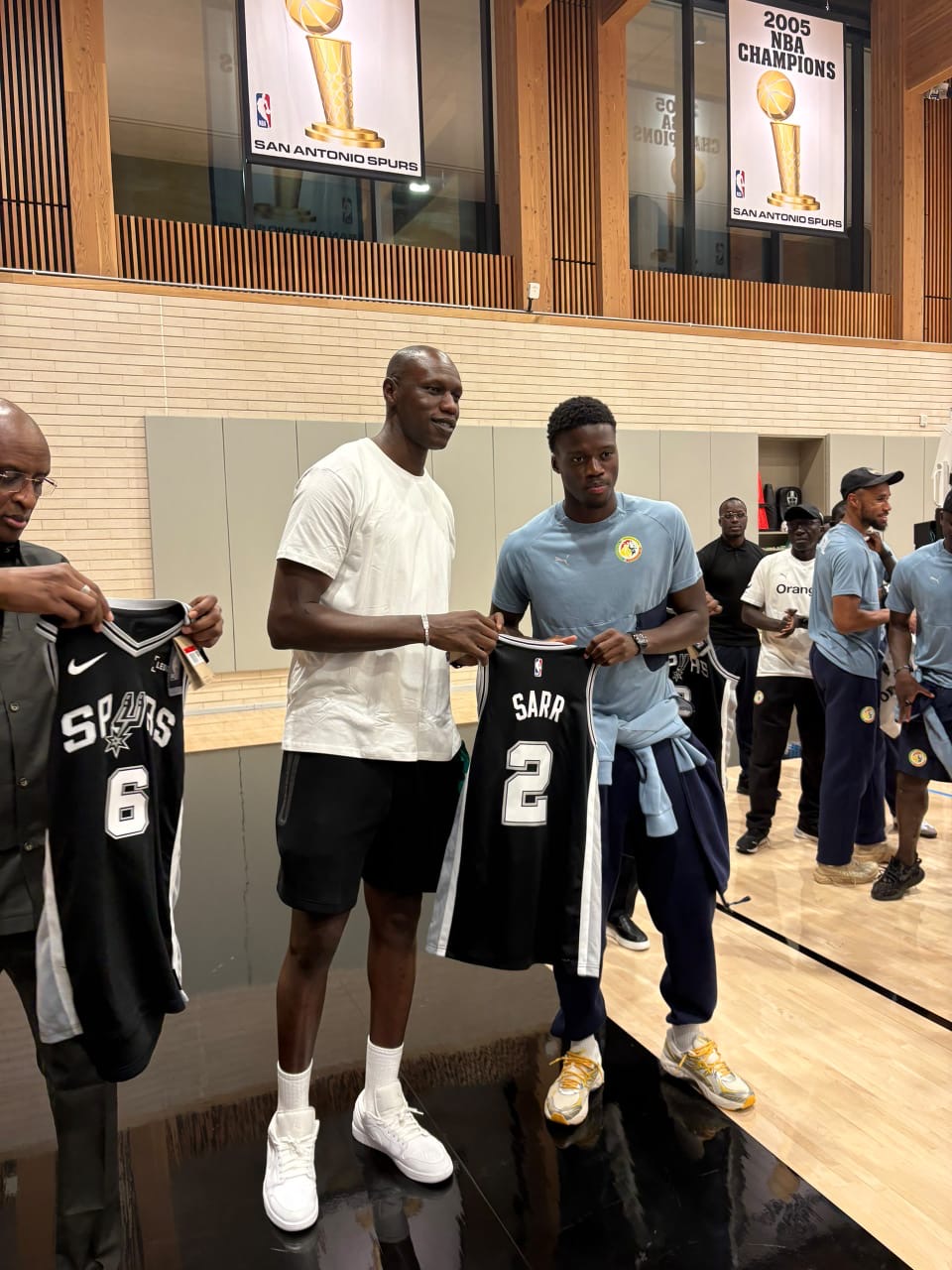 San Antonio / Le beau geste de Gorgui Dieng pour les Lions du football sénégalais