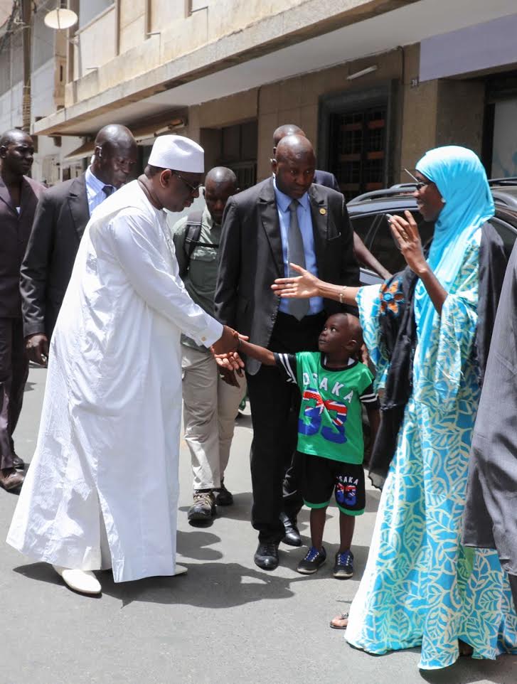 PRIÈRE DU VENDREDI : Le président Macky Sall quitte le palais à pied pour aller prier à la mosquée de la rue Blanchot