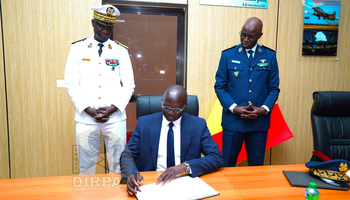 Forces armées : Yankhoba Diémé en visite à la Marine nationale et à l'Armée de l'air