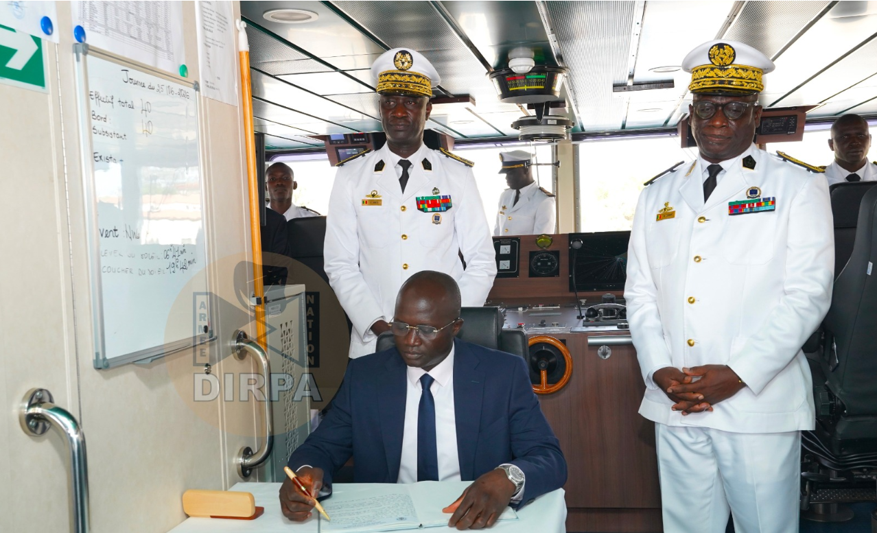 Forces armées : Yankhoba Diémé en visite à la Marine nationale et à l'Armée de l'air