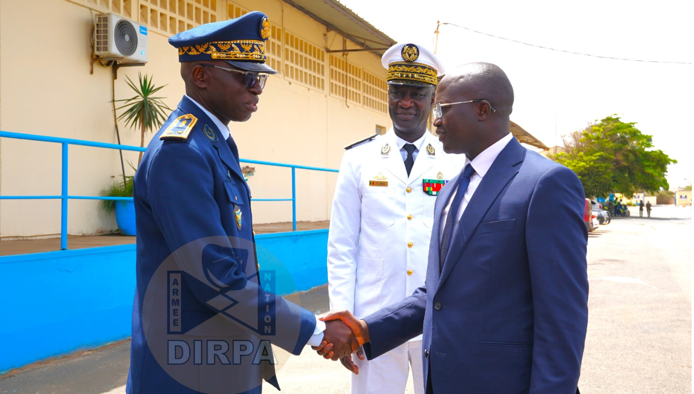 Forces armées : Yankhoba Diémé en visite à la Marine nationale et à l'Armée de l'air