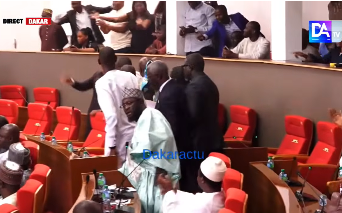 Assemblée nationale : Abdou Mbow bousculé par des députés de Pastef et évacué par le GIGN, les réseaux sociaux le sacrent « homme du 29 juin »