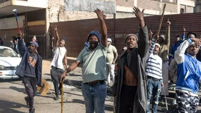 Manifestations anti-immigration en Afrique du Sud: le Nigeria envisage de demander des réparations