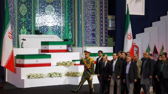 Des officiels iraniens et étrangers devant la dépouille de Khamenei avant les funérailles