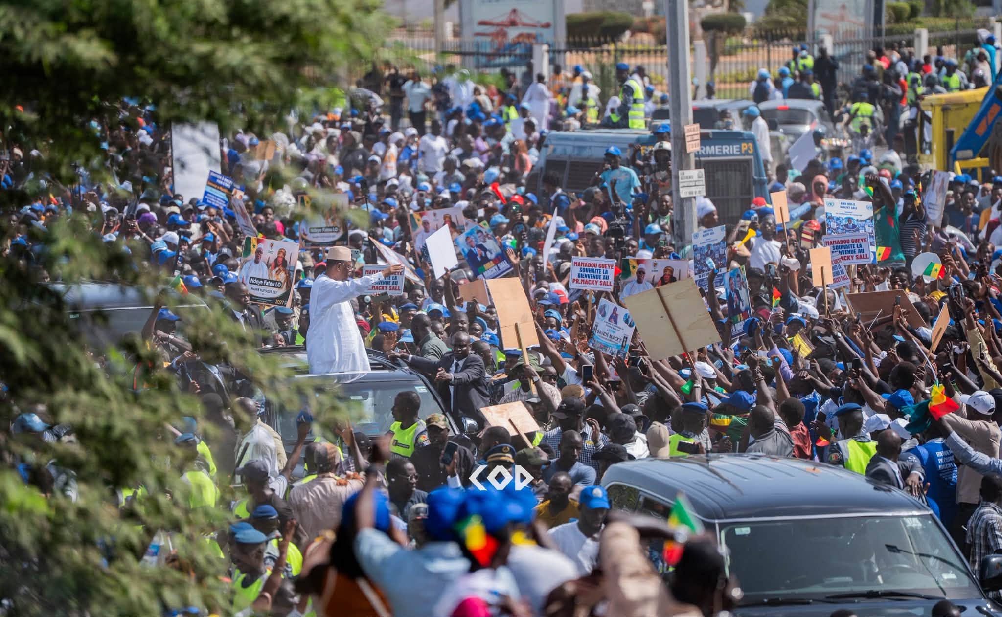 Retour de Macky Sall : des centaines de milliers de Sénégalais mobilisés pour accueillir l’ancien président