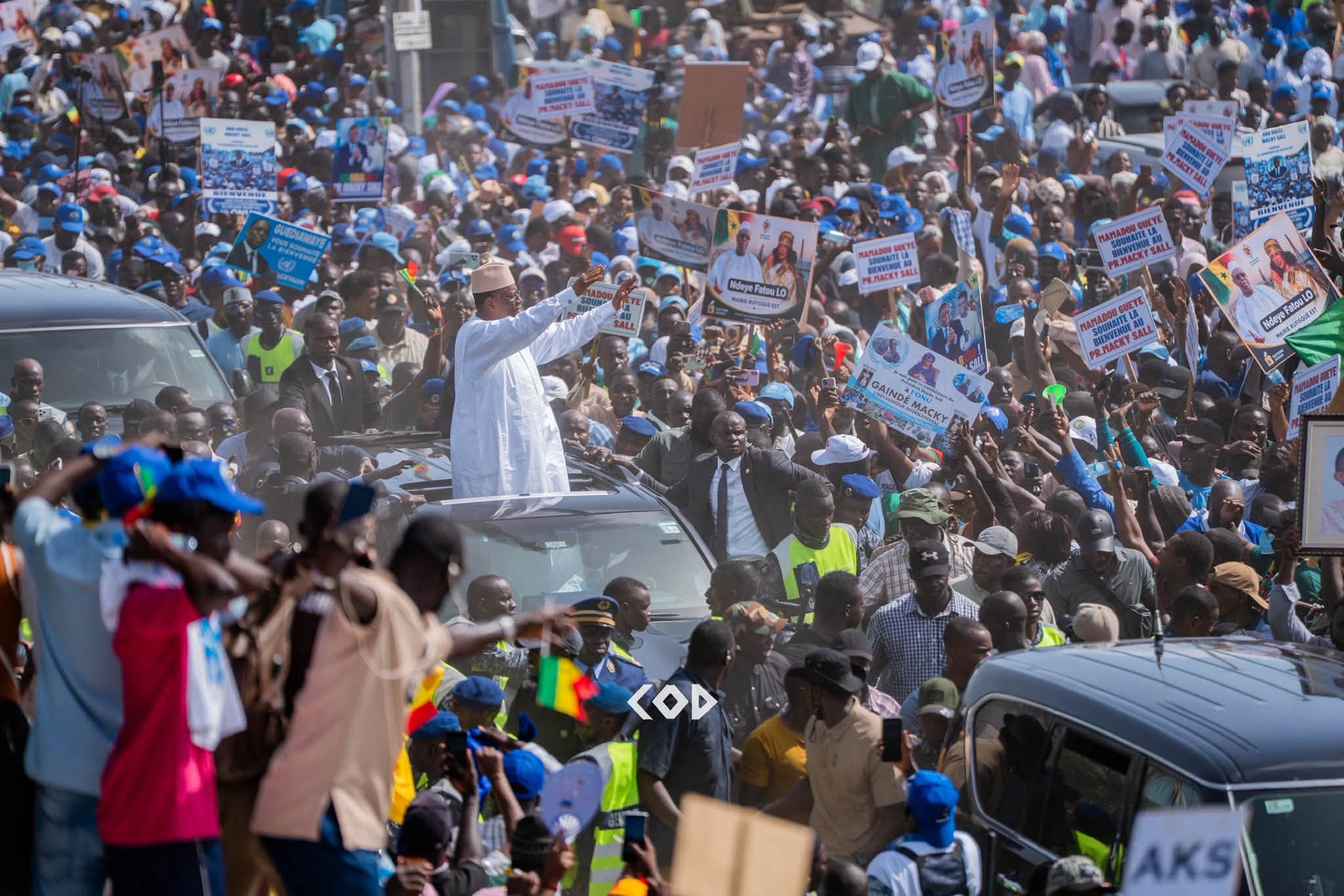 Retour de Macky Sall : des centaines de milliers de Sénégalais mobilisés pour accueillir l’ancien président