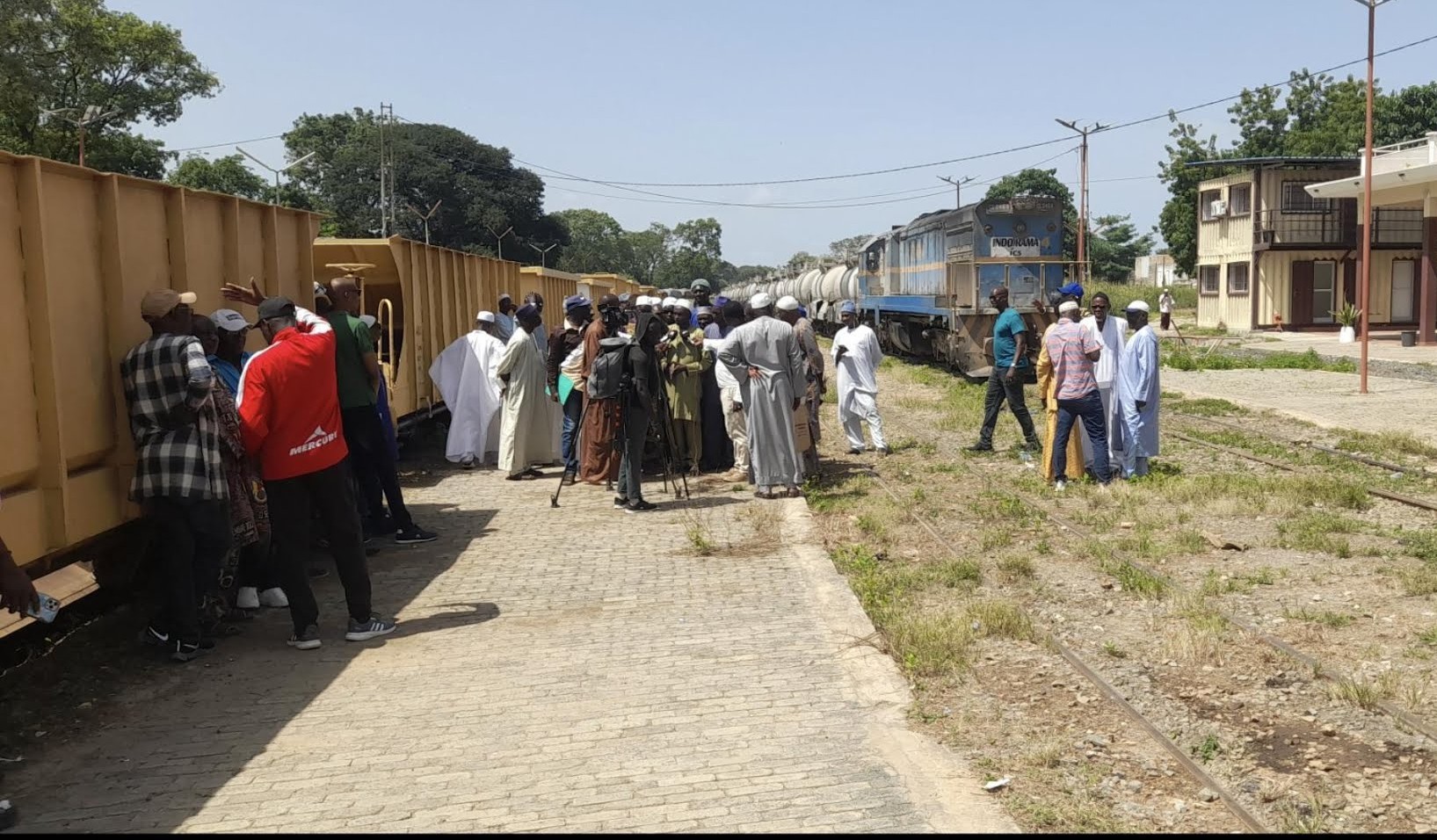 Arrêt du trafic ferroviaire Dakar-Thiès-Diogo : les cheminots retraités en sit-in sur les rails, réclament le paiement de leurs pensions