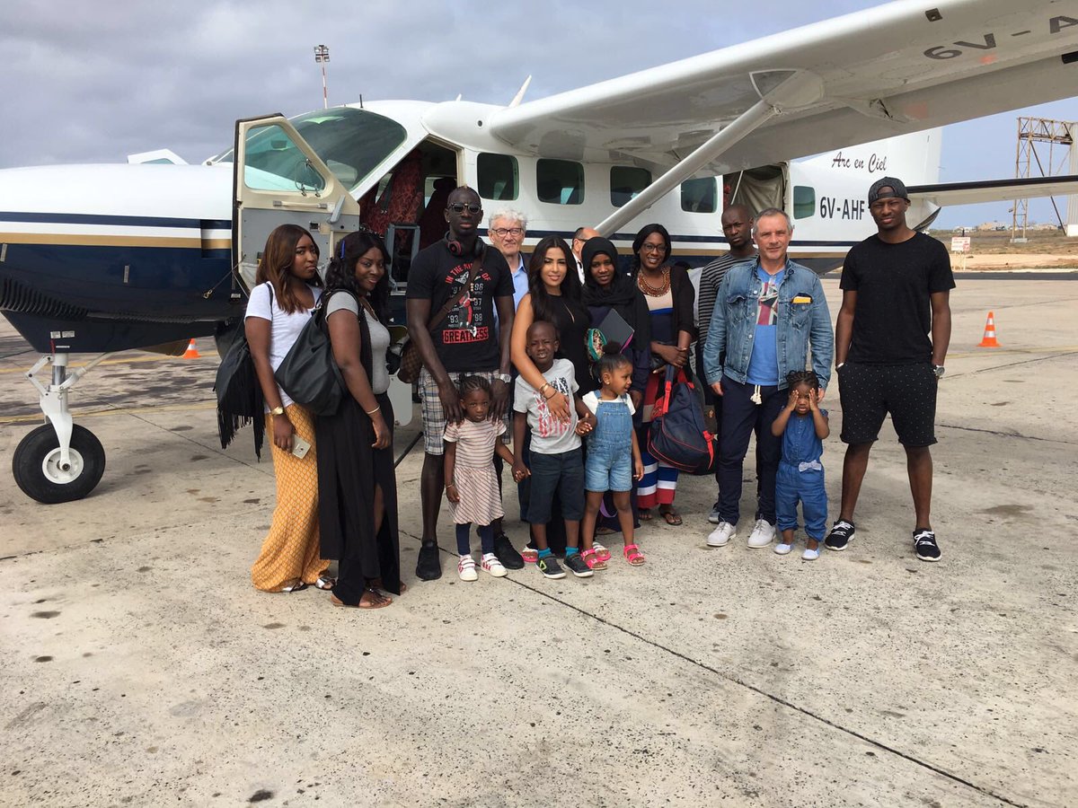 Le joueur de Liverpool Mamadou Sakho pose avec sa famille à leur arrivée au Sénégal