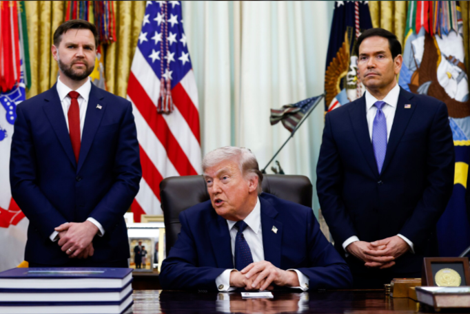 Lors d’une réunion à huis clos, Trump aurait désigné son successeur pour 2028