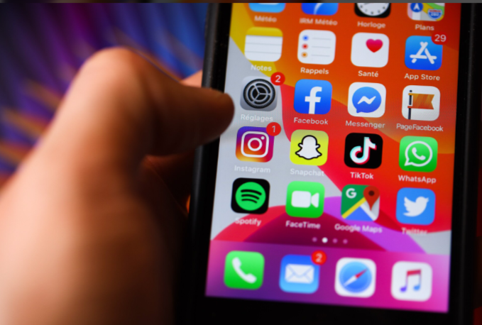 “Une atteinte disproportionnée”: l’interdiction des réseaux sociaux aux moins de 15 ans retoquée par le Conseil constitutionnel