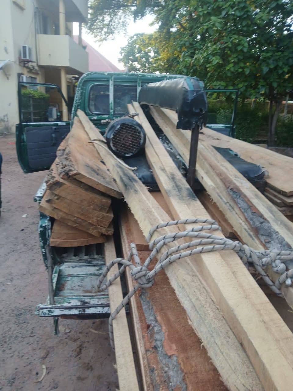 ‎Lutte contre le trafic illicite de bois à Vélingara : Le service des eaux et forêts saisit  7 machines de sciage,15 billons de bois de kapokier...