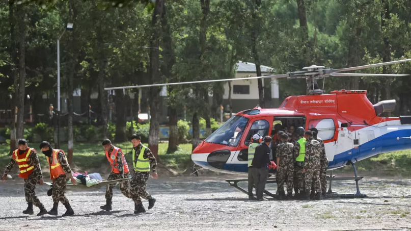 Crue dévastatrice au Népal et au Tibet: les secours perturbés par la menace de nouvelles coulées de boue
