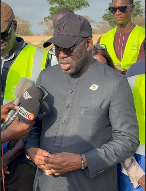 Visite du chantier de pose de gazon du stade municipal de Ngoundiane : Le maire Mbaye Dione satisfait de l'état d'avancement des travaux