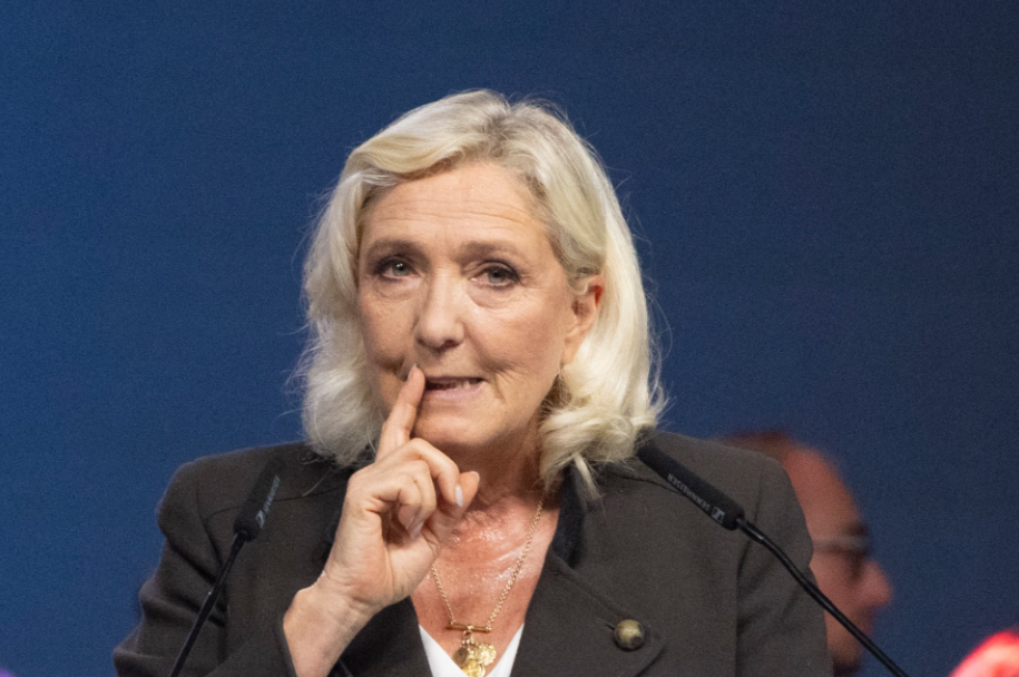 Marine Le Pen veut interdire le voile “de manière progressive” en cas de victoire