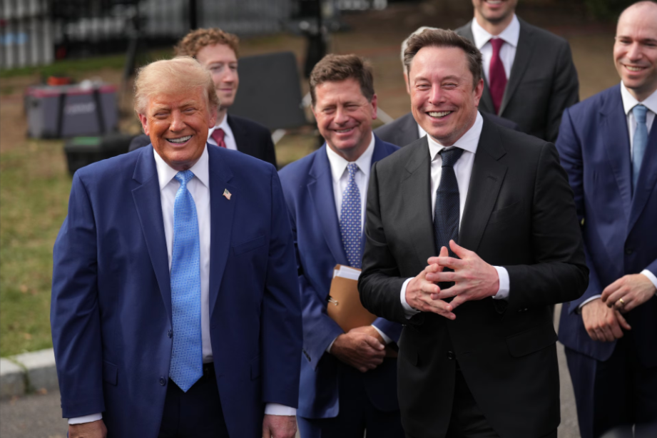 Donald Trump plaide pour “l’auto-régulation” de l’IA et évoque "un accord contraignant sur le plan moral"
