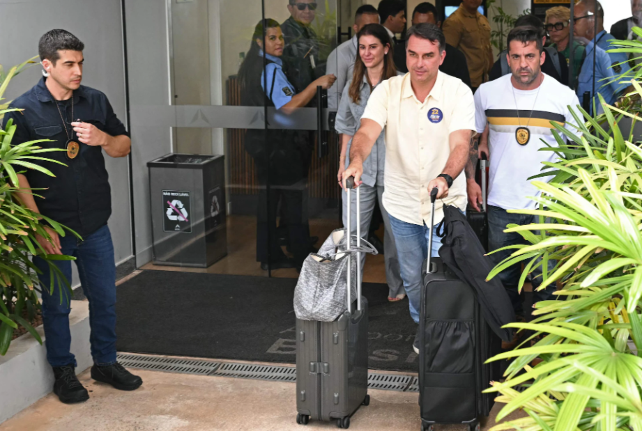 L’avion de Bolsonaro atterrit en Équateur... avant de repartir vers une destination inconnue