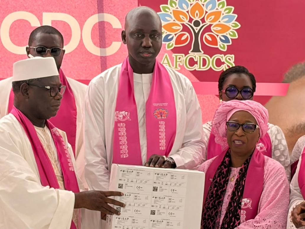 Octobre Rose : la CDC offre un appareil de thermoablation à la LISCA pour renforcer la lutte contre le cancer du col de l’utérus