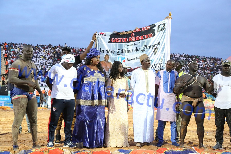 DRAPEAU  DAKARACTU - Baye  Mandione  domine mais... ne gagne  pas