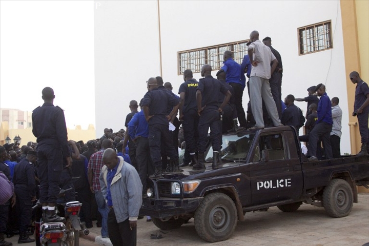 BAVURE : Des policiers maliens malmènent un sénégalais
