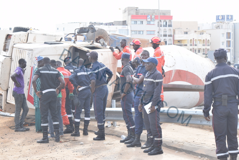 ACCIDENT : Un camion se renverse sur l'autoroute