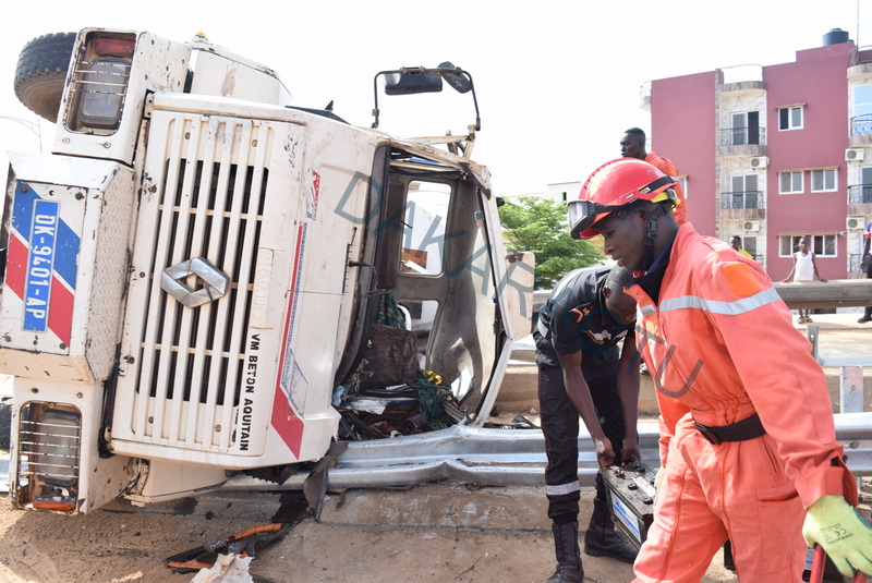 ACCIDENT : Un camion se renverse sur l'autoroute