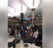 Ils ont fait un cercle pour que tout le monde puisse prier à l'Aéroport international de Denver