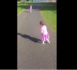 VIDEO : Une petite fille découvre son ombre et cède à la panique
