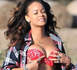 Rihanna seins nus dans un champ