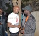 Malick Noël Seck salue Thierno Bocoum et Abdou Mbow dès sa sortie de prison.