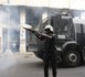 Dernière minute : les policiers balancent des grenades sur les journalistes.