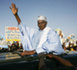En visite dans le village natal de sa mère, Abdoulaye Wade s'autoproclame chef du village d'Oudoucar.