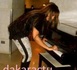 Viviane s'essaie au piano
