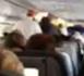 En plein vol, un pilote pète les plombs et se fait plaquer au sol par les passagers (VIDEO)