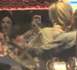 Saoule, Pamela Anderson offre une lap dance à ses amis (VIDEO)