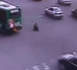 A 3 ans, il traverse la ville en moto pour voir sa maman (VIDEO)
