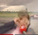 Un journaliste renversé par une voiture en plein direct (VIDEO)