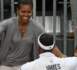 Michelle Obama embrasse les basketteurs américains (VIDEO)