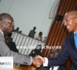 Poignée de main entre le premier ministre Abdoul Mbaye et Souleymane Ndéné Ndiaye