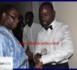 Boubacar Diallo avec son noeud papillon montrant sa montre à Mady Dramé