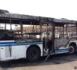 Des manifestants mettent le feu dans un bus "tata" bondé de monde.