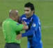 Il tente d'embrasser l'arbitre à la fin du match