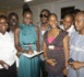 Coumba Gawlo en train de signer des autographes à ses fans guinéens.