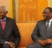 Le président Abdou Diouf très heureux d'etre  reçu par Macky Sall. Ils affichent tous les deux un grand sourire