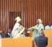 Sokhna Fatou Dieng Mbacké offre une rose à Mimi Touré
