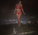 Mariah Carey pose en bikini dans la neige